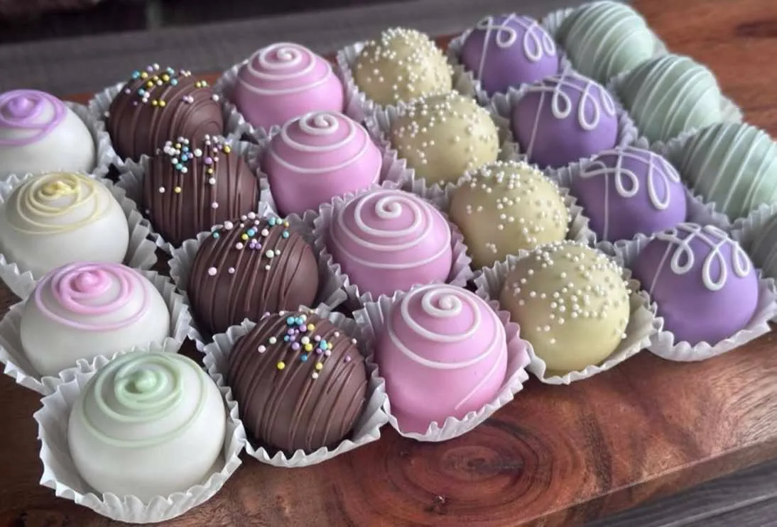 Pastel decorated cake balls
